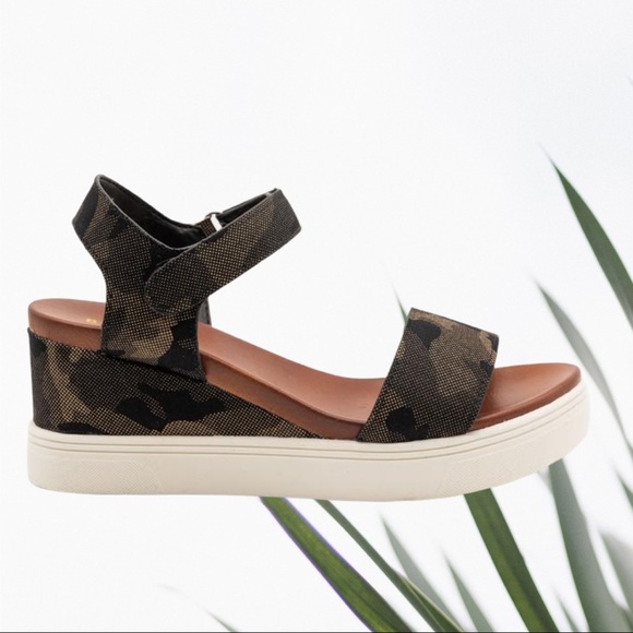 BAMBOO Shoes - Bamboo Camo Sandal Wedges  NWOT Size 6